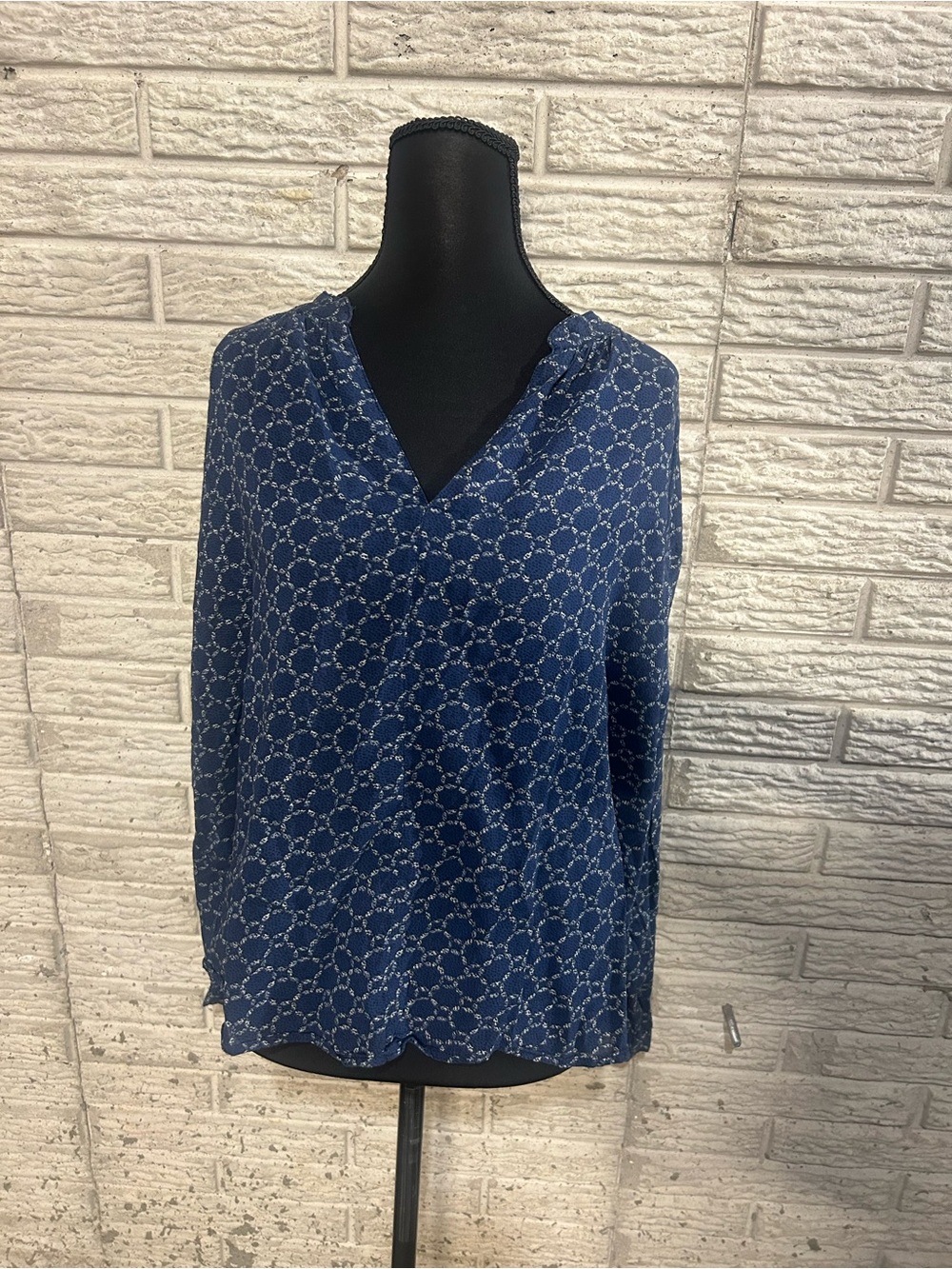 H&M Navy Blue Printed V-Neck Blouse Size 12 Chain Link Pattern 100% Cotton